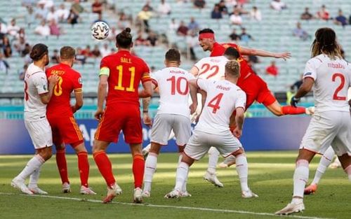  Phút 74, từ tiền đạo Kieffer Moore có pha chạy cắt mặt đón bóng từ đường chuyền của Joe Morrell, rồi thực hiện cú lắc đầu đưa bóng vào góc xa, gỡ hòa 1-1 cho Xứ Wales. 