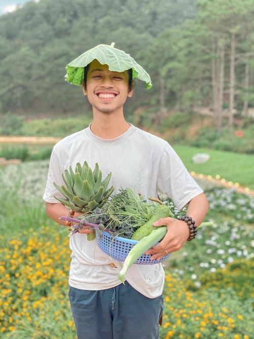  Từ mảnh đất đồi cằn cỗi, chị Việt Anh cùng gia đình cải tạo thành trang trại với hàng trăm loại hoa, rau, củ tươi tốt. 