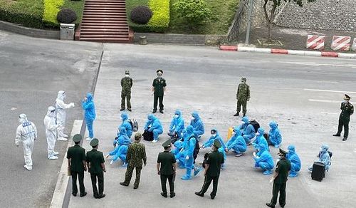 13 người nhập cảnh trái phép bị trục xuất về nước. Ảnh: Công an cung cấp.