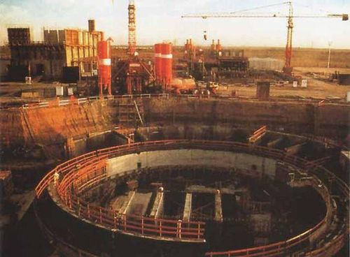 Cuộc tấn công của Israel vào cơ sở hạt nhân Iraq diễn ra vào thời điểm Baghdad đang là đối tác quan trọng hàng đầu của phương Tây trong thế giới Ả Rập, với việc Tổng thống Saddam Hussein lên nắm quyền vào năm 1979 đã xoay trục đất nước hợp tác chặt chẽ với khối phương Tây và chống lại các đối thủ truyền thống của phương Tây trong khu vực như Syria và Nam Yemen.