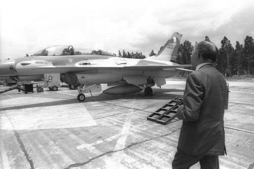 F-15 là loại máy bay có khả năng tác chiến tốt hơn với các cảm biến ưu việt và độ bền cao hơn, F-15 được giao nhiệm vụ hộ tống những chiếc F-16A trong trường hợp chúng bị các máy bay chiến đấu của Iraq tấn công trên không.