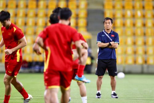  Trợ lý Lee Young-jin phụ trách phần khởi động cho các học trò. 