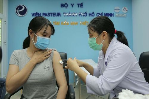 Tiêm ngừa vắc-xin Covid-19 tại Viện Pasteur TP HCM. Ảnh: HOÀNG TRIỀU