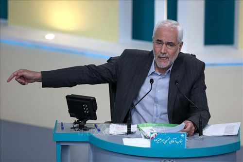 Ứng cử viên Tổng thống Iran Mohsen Mehralizadeh phát biểu trong cuộc tranh luận trên truyền hình tại Tehran ngày 12/6/2021. Ảnh: AFP/TTXVN