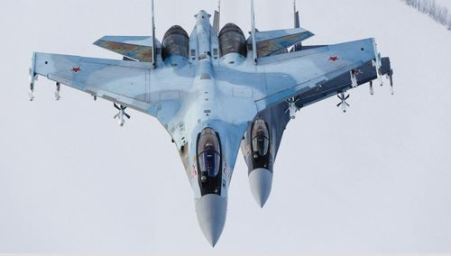 Sự chênh lệch này ở Su-35 có vẻ ít hơn, nhưng cần tính tới một yếu tố khác đó là động cơ AL-41F1S của nó có bộ phận chỉnh vector lực đẩy 3 chiều nhằm nâng cao sức cơ động.