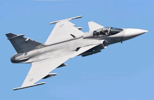 Bên phía đối thủ, một giờ hoạt động trên không của F-16 tốn 22.514 USD còn JAS-39 thì siêu rẻ, chỉ là 4.700 USD/giờ. Thông số này trên dòng MiG-29 vào khoảng 15.000 - 16.000 USD.