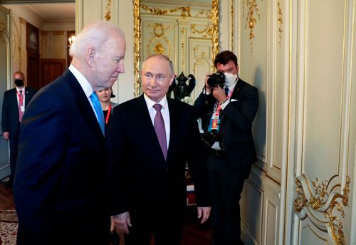  Tổng thống Biden và Tổng thống Putin trước khi bước vào hội đàm. Ảnh: AP. 