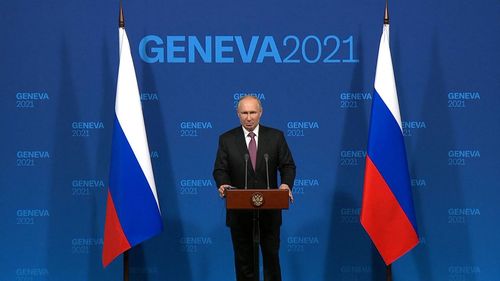  Tổng thống Nga Vladimir Putin tổ chức họp báo sau cuộc gặp. Ảnh: CNN. 