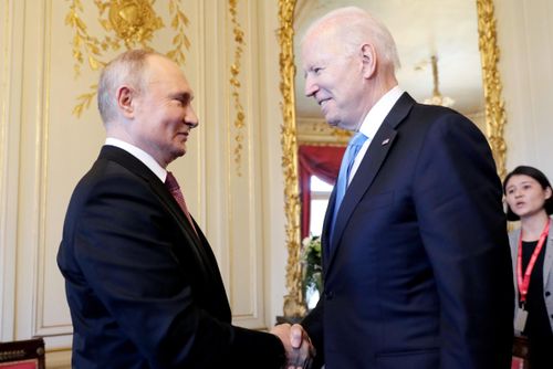  Cái bắt tay trực tiếp đầu tiên giữa Tổng thống Biden và ông Putin trước khi bắt đầu hội đàm ngày 16/6. Ảnh: Reuters. 