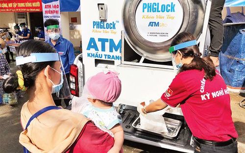 Người lao động ở huyện Nhà Bè nhận gạo từ ATM gạo lưu động.