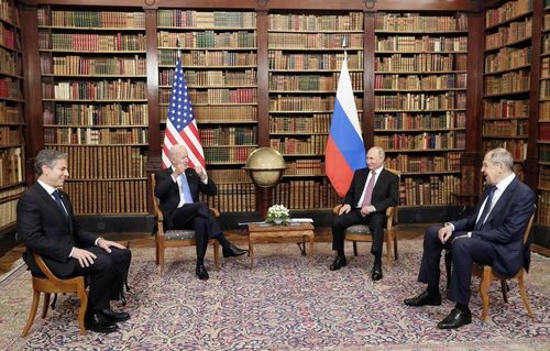 Ngoại trưởng Mỹ Antony Blinken, Tổng thống Mỹ Joe Biden, Tổng thống Nga Vladimir Putin và Bộ trưởng Ngoại giao Nga Sergei Lavrov tại hội nghị Thượng đỉnh Nga-Mỹ. (Nguồn: AFP)