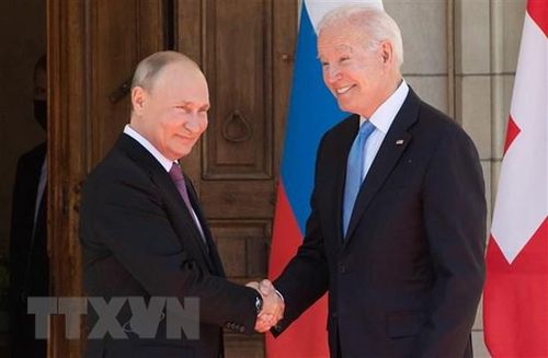 Tổng thống Nga Vladimir Putin (trái) và người đồng cấp Mỹ Joe Biden tại cuộc gặp ở Geneva, Thụy Sĩ ngày 16/6. (Ảnh: AFP/TTXVN)