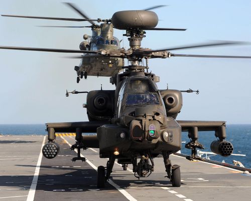 Hiện tại Không quân Lục quân Mỹ tin dùng các phiên bản AH-64 Apache, chiếc máy bay lên thẳng nổi tiếng này đã trải qua nhiều trận chiến khốc liệt tại chiến trường Trung Đông và chứng tỏ sự đáng sợ của mình.