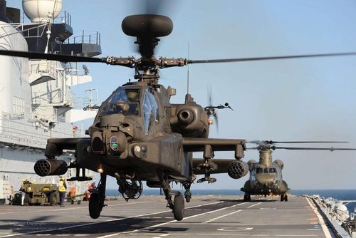 So sánh với AH-64 Apache thì rõ ràng AH-1 Cobra không được đánh giá cao bằng, khi thua kém ở cả tải trọng vũ khí mang theo, các thiết bị điện tử tối tân, tầm hoạt động cũng như khả năng tự bảo vệ...
