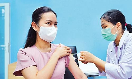 Vắc-xin Covid-19 của hãng Astra Zeneca (Vương quốc Anh) được tiêm cho đội ngũ phóng viên y tế TP Hồ Chí Minh vào đầu tháng 5-2021. Ảnh: HOÀI THƯƠNG