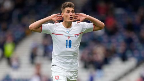2. Patrik Schick (CH Séc). Từng là người thừa ở AS Roma, cho đến khi sang RB Leipzig hay Bayer Leverkusen, tiền đạo 25 tuổi người Séc vẫn là cái tên ít người biết đến. Nhưng cú đúp vào lưới Scotland, đặc biệt là siêu phẩm sút xa thành bàn từ giữa sân đã giúp Schick được tất cả biết đến. Anh hứa hẹn là “món hàng hot” ở châu Âu khi Euro khép lại.