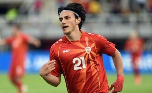 8. Elif Elmas (Bắc Macedonia). Mới 21 tuổi, Elmas chính là điểm sáng nhất của ĐT Bắc Macedonia bên cạnh lão tướng Goran Pandev. Chơi bóng kỹ thuật, lắt léo và thông minh, Elmas dễ dàng khiến người ta liên tưởng đến Messi. Napoli rõ ràng đang sở hữu một ngôi sao đầy tiềm năng.