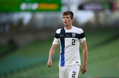 6. Daniel O'Shaughnessy (Phần Lan). Trung vệ 26 tuổi cao 1m90 này đạt tỉ lệ tắc bóng thành công lên tới 100% trong trận thắng Đan Mạch. Ngoài ra, anh còn có 4 pha đánh chặn và 7 lần phá bóng giải nguy. Ở trận thua Nga 0-1, O'Shaughnessy cũng là người chơi tốt nhất ở hàng thủ Phần Lan. Trung vệ này hứa hẹn còn tiến xa.