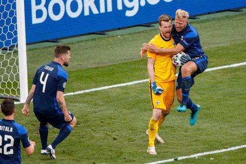 3. Lukas Hradecky (Phần Lan). Bên cạnh thủ thành Robin Olsen của Thụy Điển, Lukas Hradecky của Phần Lan là 1 trong 2 thủ môn được đánh giá cao nhất sau lượt trận đầu tiên của vòng bảng, với phong thái bình tĩnh, chắc chắn và chính xác.