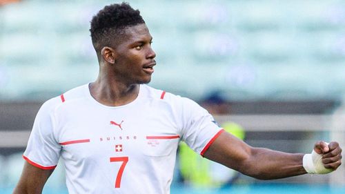 5. Breel Embolo (Thụy Sĩ). Embolo từng được coi là “thần đồng” của bóng đá Thụy Sĩ khi lên tuyển từ năm 2015, thời điểm mới 18 tuổi. Tuy nhiên, bây giờ Embolo mới dần khẳng định được vai trò của mình ở Gladbach và đội tuyển quốc gia. Việc được Whoscored chấm tới 8.68 điểm ở trận gặp xứ Wales là đủ cho thấy năng lực của tiền đạo gốc Cameroon này.
