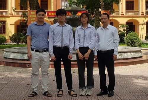 Tùng và Huyền (ở giữa) cùng thầy Hiệu trưởng (ngoài cùng bên phải) và giáo viên hướng dẫn.