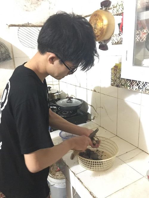 Tùng đang chuẩn bị bữa cơm chiều cho gia đình.