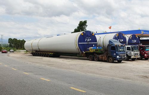 Nhiều dự án điện gió trên địa bàn tỉnh được Tổng cục Đường bộ Việt Nam cấp phép lưu hành xe quá khổ vận chuyển hàng siêu trường, siêu trọng đưa các thiết bị điện gió đến công trình lắp đặt. Ảnh: Minh Nguyễn