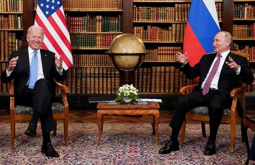 Tổng thống Mỹ Joe Biden và người đồng cấp Nga Putin cười tươi trong phòng họp ở Geneva. Ảnh: AP