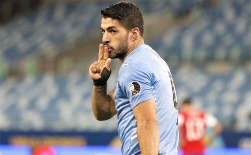 Từ quả phạt góc ở phút 66, Suarez tranh chấp quyết liệt khiến Arturo Vidal đã phản lưới nhà