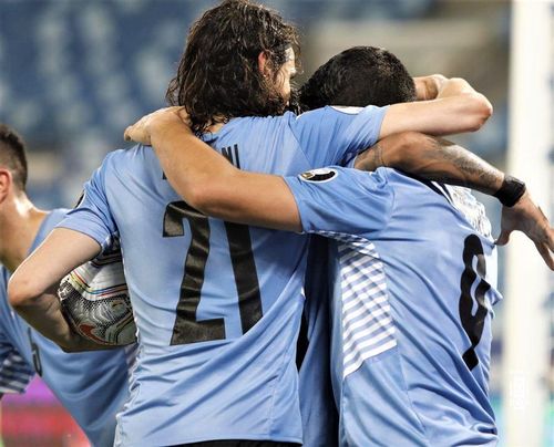 Suarez ăn mừng với Cavani