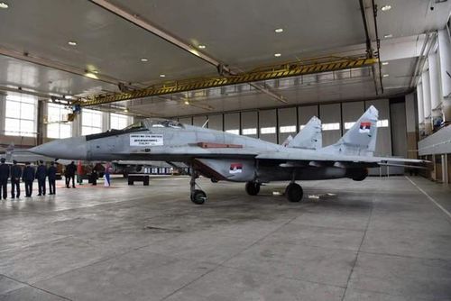 Belarus cũng được trang bị 21 máy bay chiến đấu Su-27, được biên chế trong lực lượng dự bị. Mặc dù Su-27 là loại máy bay chiến đấu tiên tiến hơn MiG-29, nhưng do chi phí sử dụng của Su-27 cao hơn, nên số Su-27 không được nâng cấp như MiG-29, nên không được trang bị tên lửa R-77 hiện đại và hệ thống tác chiến điện tử tiên tiến.