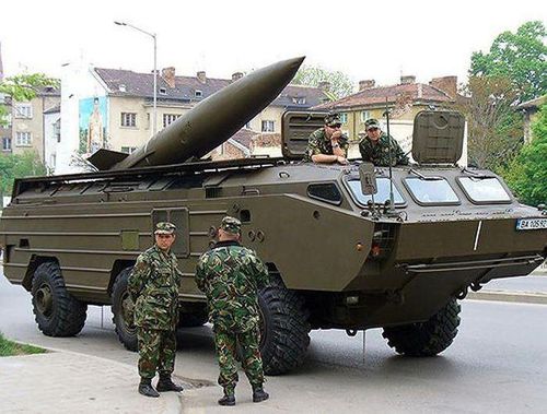 OTR-21 Tochka sử dụng phương tiện vừa vận chuyển, vừa là bệ phóng, khiến tên lửa khó bị theo dõi và tấn công; các bệ phóng có thể nhanh chóng di chuyển đến vị trí phóng phía trước. Tốc độ tên lửa OTR-21 Tochka cao hơn 5 Mach, cộng với khả năng cơ động cực tốt nên rất khó bị đánh chặn.