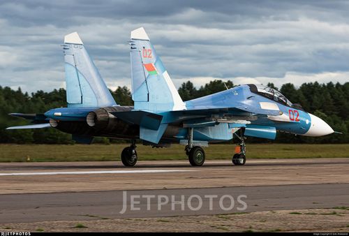 Su-30SM có tầm hoạt động rất xa và có thể mang theo nhiều loại tên lửa đối không, đối đất, bao gồm cả tên lửa Kh-31, được sử dụng để tiến công vào chiều sâu hệ thống phòng không của đối phương; ngoài ra còn có tên lửa không đối không R-37M có tốc độ nhanh hơn và tầm bắn xa hơn.