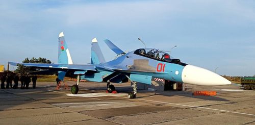 Lực lượng tinh nhuệ của Không quân Belarus hiện gồm các máy bay chiến đấu hạng nặng Su-30SM. Các tiêm kích này có công nghệ cảm biến và tác chiến điện tử tiên tiến nhất của Nga; không giống như Su-35 và Su-34, Su-30SM không chỉ làm tốt nhiệm vụ chiếm ưu thế trên không mà còn thực hiện tốt nhiệm vụ tấn công mặt đất.