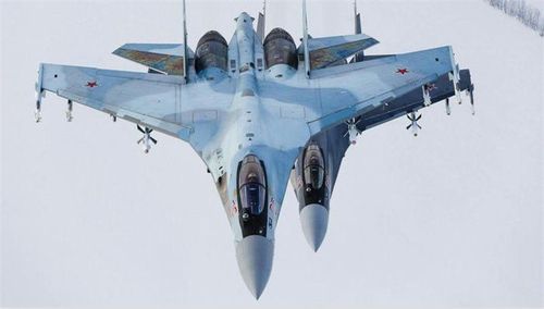 Sự chênh lệch này ở Su-35 có vẻ ít hơn, nhưng cần tính tới một yếu tố khác đó là động cơ AL-41F1S của nó có bộ phận chỉnh vector lực đẩy 3 chiều nhằm nâng cao sức cơ động.