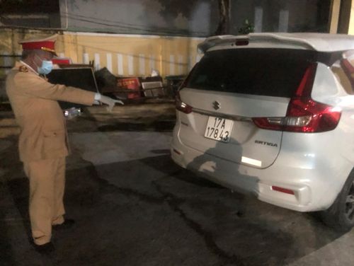 Trạm CSGT cửa ô Hòa Hiệp (thuộc Phòng CSGT Công an TP.Đà Nẵng) phát hiện ôtô chở 4 người Trung Quốc nhập cảnh trái phép.