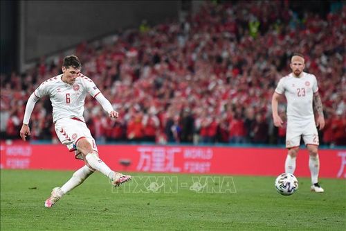 Hậu vệ Đan Mạch Andreas Christensen (trái) ghi bàn vào lưới đội tuyển Nga. Ảnh: AFP/TTXVN