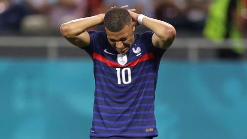  Pháp bị loại khỏi Euro sau khi Kylian Mbappe đá hỏng quả luân lưu quyết định. Ảnh: Reuters. 