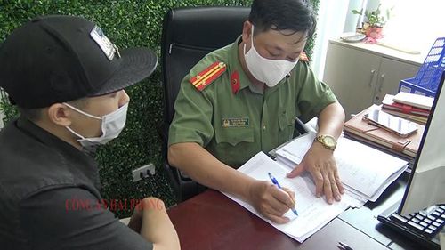  Cơ quan Công an lấy lời khai đối tượng liên quan trong vụ án. 