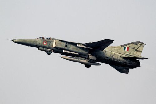 Thiết kế của cường kích MiG-27 tận dụng gần như toàn bộ thiết kế cũ của MiG-23, tuy nhiên phần mũi máy bay được sửa lại. Cụ thể, phần mũi của MiG-27 không chứa radar, để giúp tăng tối đa tầm nhìn cho phi công.