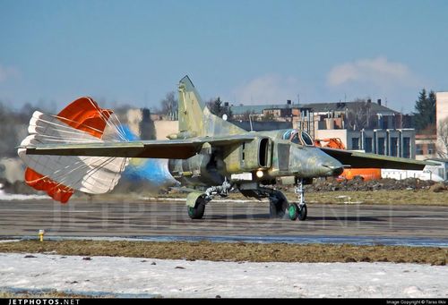 Được phát triển nối tiếp theo sự thành công của máy bay chiến đấu MiG-23, cường kích MiG-27 cũng có chung nhiệm vụ chính, đó là tấn công mục tiêu mặt đất ở độ cao thấp, với hỏa lực dồn dập nhất có thể.