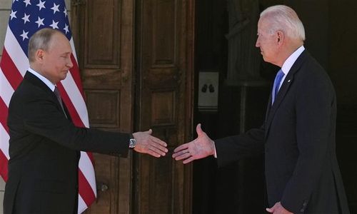 Tổng thống Nga Vladimir Putin và Tổng thống Mỹ Joe Biden trong cuộc gặp tại Geneva, Thụy Sĩ. (Ảnh: AP)