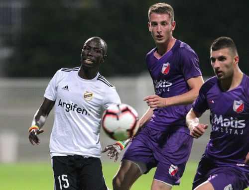 Ibrahima Ndiaye (trái) trong màu áo FK Cukaricki trước đây. Ảnh: fkcukaricki.