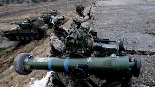 Trong lúc này, NATO đang tăng cường triển khai quân đội và vũ khí của mình ở Đông Âu ngay gần Liên bang Nga. Tại Ba Lan, 3.500 binh sĩ và gần 100 xe tăng đã ở trong tình trạng sẵn sàng chiến đấu.