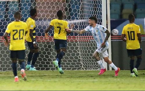 Tình huống Rodrigo ghi bàn mở ra thắng lợi 3-0 cho Argentina trước Ecuador. Ảnh: Reuters