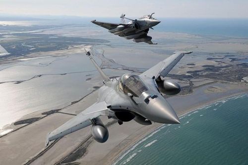 Máy bay chiến đấu Rafale có một số điểm mạnh bao gồm, hệ thống tác chiến điện tử tích hợp, cho phép nó hoạt động trong môi trường bị gây nhiễu nặng, mà không cần phụ thuộc vào máy bay tác chiến điện tử chuyên dụng; có thể tự chế áp, gây nhiễu hệ thống radar phòng không của đối phương.