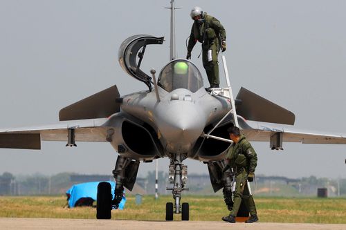 Chi phí cao của Rafale là kết quả của cả sự kém hiệu quả, trong lĩnh vực sản xuất quốc phòng của Pháp, đặc biệt là so với Mỹ, Nga và Trung Quốc. Do quy mô nhỏ sản xuất nhỏ, Rafale được sản xuất trước hết chủ yếu phục vụ Không quân Pháp, mà không quân Pháp thì biên chế với số lượng phi đội hạn chế.