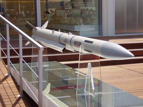 Tên lửa Meteor là đối thủ cạnh tranh với các loại tên lửa R-37M của Nga và PL-15 của Trung Quốc. Tuy nhiên, kích thước nhỏ của Rafale có nghĩa là nó không thể chứa các radar lớn hơn, mạnh hơn như các máy bay chiến đấu hạng nặng như F-15, Su-30, J-20 hoặc MiG-31.
