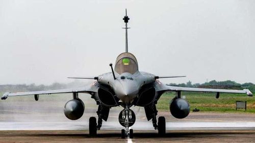 Tuy nhiên, so với các máy bay chiến đấu hạng nặng như Su-30 hoặc F-15, cả hai đều được bán với giá thấp hơn Rafale, thì động cơ của Rafale là điểm yếu, khi cạnh tranh các hợp đồng ở Singapore, Algeria và Hàn Quốc. 