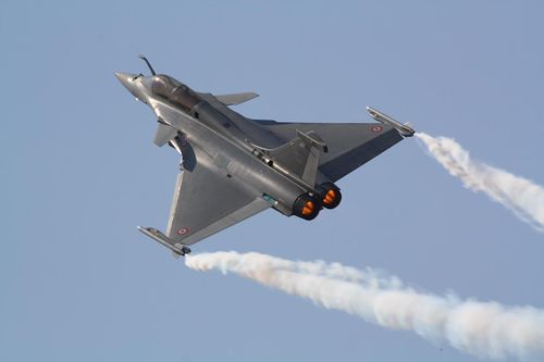 Nhưng một điều đáng buồn cho Rafale, một số quốc gia như Ai Cập hay Indonesia, không phải mua máy bay Rafale, vì tính năng quá xuất sắc; mà do Mỹ ngăn cản những nước này mua máy bay Nga, do vậy họ phải quay sang mua máy bay của Pháp. Nguồn ảnh: Airlift. 